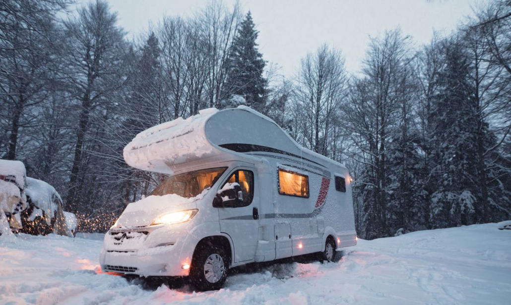 Camper in inverno nella neve