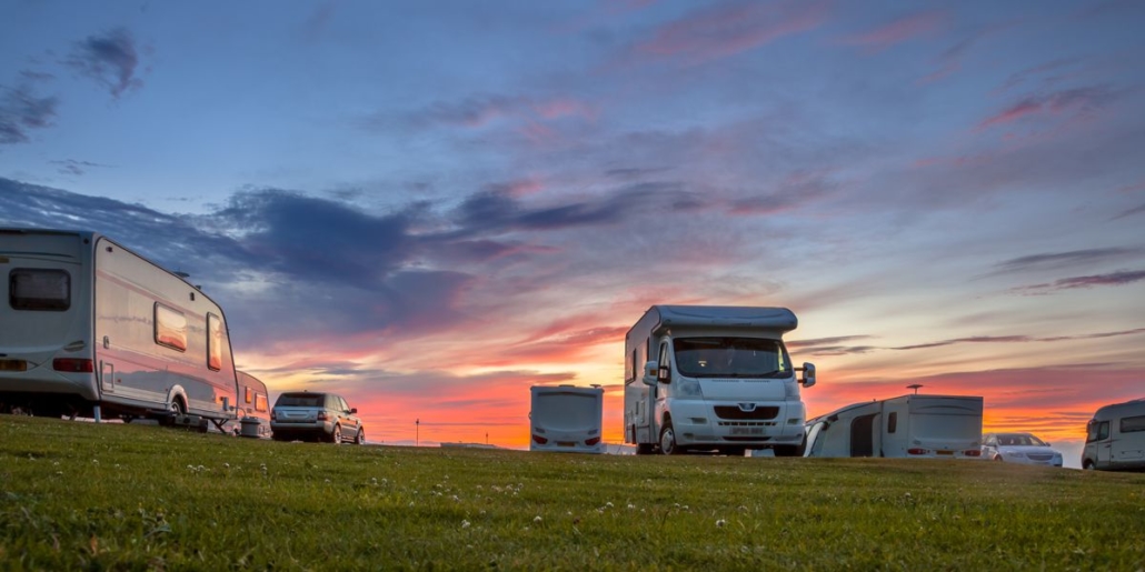 Camper posteggiati al tramonto